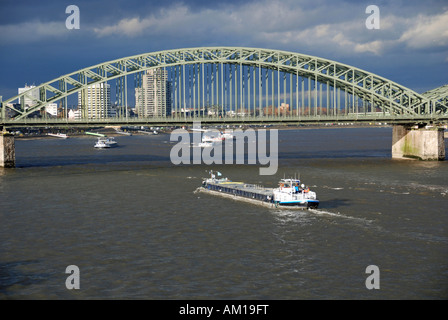 Rhin et pont Hohenzollern, Cologne, Rhénanie du Nord-Westphalie, Allemagne Banque D'Images