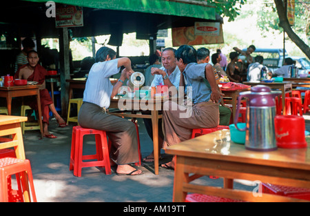 Salon de thé dans la région de Yangon, Birmanie, Asie Banque D'Images