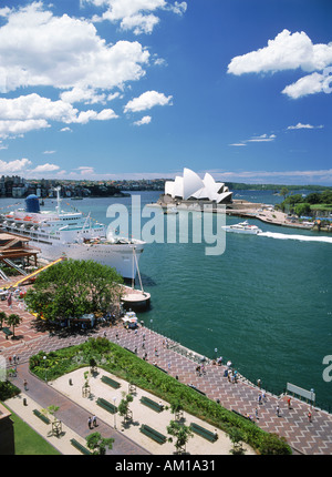 Bateau de croisière amarré au port de Sydney et l'Opéra Banque D'Images