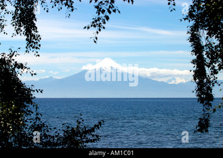 Vue sur volcan Osorno de Frutillar Chili 2652m Banque D'Images