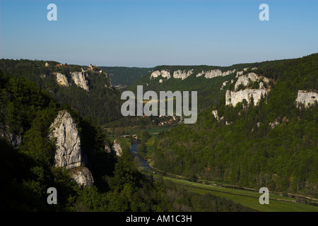 Vue sur le Eichfelsrock dans la haute vallée du Danube Danube vers le bas/haut de la vallée du Danube/district Sigmaringen /Baden-Wuerttember Banque D'Images