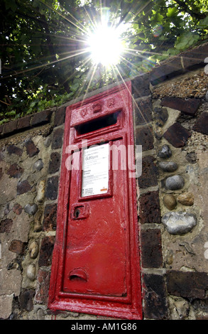 A Victorian 1901 Post Box intégré dans un mur de Temple Gardens Brighton Banque D'Images