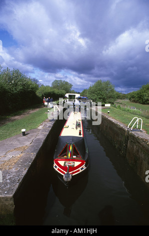 Bateau étroit dans l'écluse sur le Canal Grand Union, Hertfordshire, Royaume-Uni. Banque D'Images
