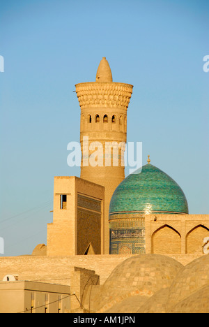 Vieille tour de briques avec coupole bleue Minaret Kalon de Boukhara, Ouzbékistan Banque D'Images