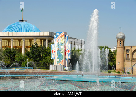 Nouveau Parlement et ancien Madrasah Abdul Kasim à Tachkent en Ouzbékistan Banque D'Images