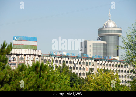 Socalistic et bâtiments modernes avec drapeau national sur la place de l'amitié entre les nations à Tachkent en Ouzbékistan Banque D'Images