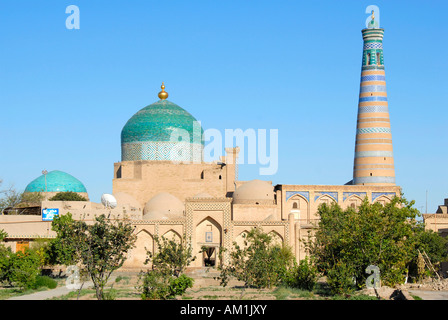 Vue sur la coupole du mausolée et Pahlavon-Maxmud Islom-Xo le minaret d'ja Madrasah dans la vieille ville de Khiva Uzbekist Banque D'Images