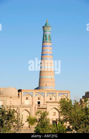 Vue sur le minaret d'Islom-Xo'ja Madrasah dans la vieille ville de Khiva Ouzbékistan Banque D'Images