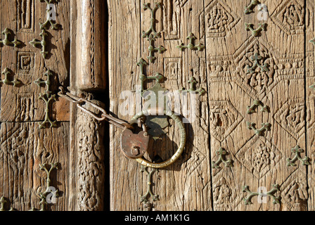 Vieux woden porte avec des sculptures en bois décoratif de la mosquée Djuma dans la vieille ville de Khiva Ouzbékistan Banque D'Images