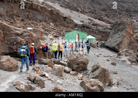 Groupe de randonneurs sur le chemin de l'école Hut Kikelewa Tanzanie Kilimandjaro Kilimandjaro Banque D'Images