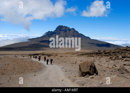 Groupe d'alpinistes et des porteurs sur Marangu Route en face du sommet du Kilimandjaro Tanzanie Mawenzi Banque D'Images