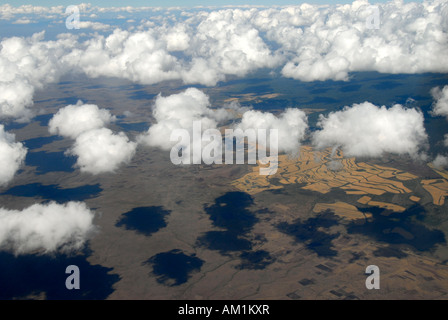 Voir les nuages et le paysage au bas des pentes du Kilimandjaro, Tanzanie Banque D'Images