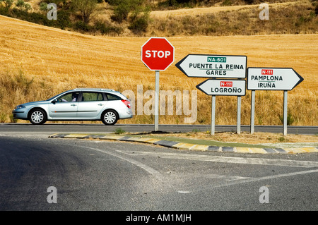 Une Renault Laguna Estate voiture roule au-delà d'un passage bien balisés, Navarra, Espagne Banque D'Images