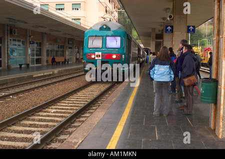 Les touristes attendent le train régional à la gare de Levanto, Terre, ligurie, italie Banque D'Images