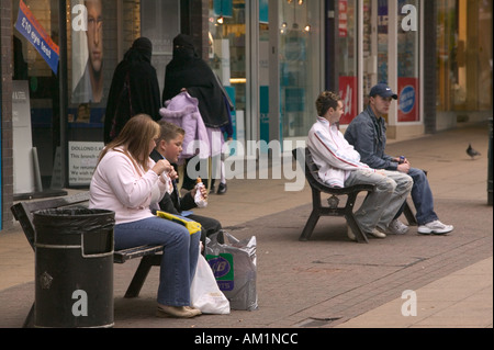 Les femmes pakistanaises en burka et blancs dans le centre commercial de Burnley Lancashire Banque D'Images