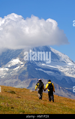 Les touristes au pied du Mont Cervin, Matterhorn, Zermatt, Suisse Banque D'Images