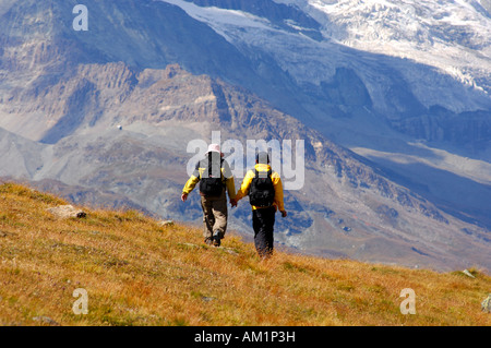 Les touristes au pied du Mont Cervin, Matterhorn, Zermatt, Suisse Banque D'Images