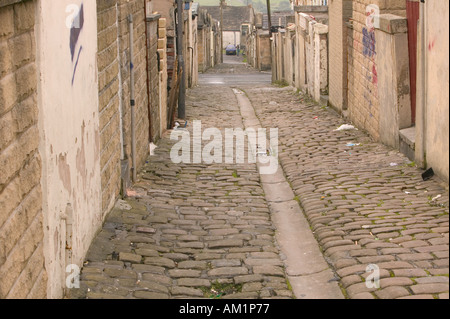 Ruelle pavée traditionnelle derrière des maisons mitoyennes de Lancashire dans une région d'Asie du Lancashire Brierfield Banque D'Images