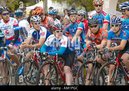 Hommes amateurs cyclistes en compétition dans le Garrett Lemire Memorial Le circuit de course de Grand Prix National le 10 avril 2005 du CNRC dans Ojai Banque D'Images