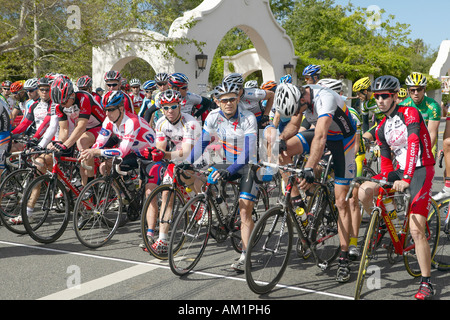 Hommes amateurs cyclistes en compétition dans le Garrett Lemire Memorial Le circuit de course de Grand Prix National le 10 avril 2005 du CNRC dans Ojai Banque D'Images