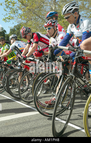 Hommes amateurs cyclistes en compétition dans le Garrett Lemire Memorial Le circuit de course de Grand Prix National le 10 avril 2005 du CNRC dans Ojai Banque D'Images