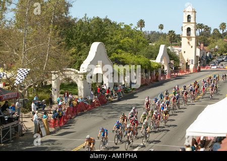 Hommes amateurs cyclistes en compétition dans le Garrett Lemire Memorial Le circuit de course de Grand Prix National le 10 avril 2005 du CNRC dans Ojai Banque D'Images