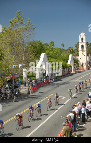 Hommes amateurs cyclistes en compétition dans le Garrett Lemire Memorial Le circuit de course de Grand Prix National le 10 avril 2005 du CNRC dans Ojai Banque D'Images