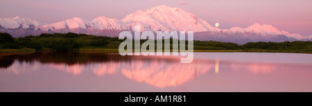 La pleine lune et Mt McKinley, Réflexion Étang Parc National Denali en Alaska Banque D'Images