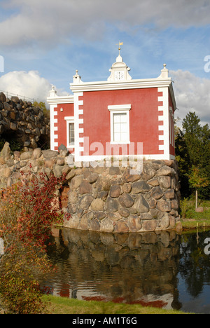 Pierre 'Stein' avec Villa Hamilton, Woerlitz Park, UNESCO World Heritage Site, Saxe-Anhalt, Allemagne Banque D'Images