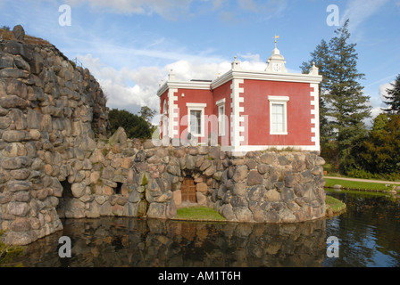 Pierre 'Stein' avec Villa Hamilton, Woerlitz Park, UNESCO World Heritage Site, Saxe-Anhalt, Allemagne Banque D'Images