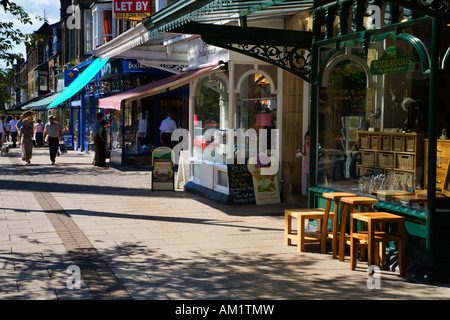 Boutiques et auvents sur la Grove à Ilkley West Yorkshire England Banque D'Images