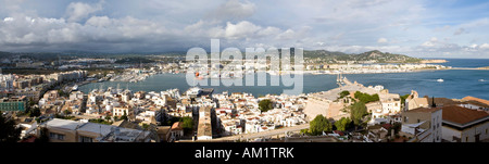 Vue panoramique sur le port et la ville, Eivissa, Ibiza, Baléares, Espagne Banque D'Images