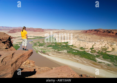 L'homme en regardant la Glen Canyon National Recreation Area de la Hite vue, Plateau du Colorado, Utah, USA Banque D'Images