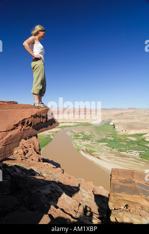 Femme debout sur une corniche, à plus de Glen Canyon National Recreation Area, du Plateau du Colorado, Utah, USA Banque D'Images