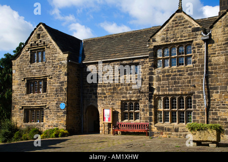 The Manor House une maison du XVIIe siècle construite sur les vestiges d'un fort romain Ilkley West Yorkshire England Banque D'Images