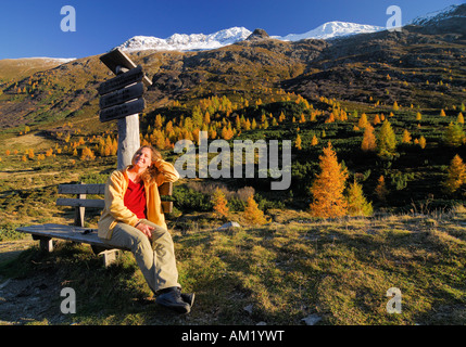 Randonneur reposant sur un banc de bois paysage d'automne, le Tyrol, Autriche Banque D'Images
