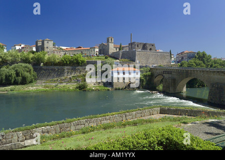 Le Minho, Portugal Barcelos château, vieille ville et pont romain sur la rivière Cavado Banque D'Images