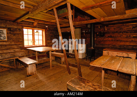 Vue intérieure d'une cabane de pêche dans le musée de la pêche, les îles Lofoten, Norvège Banque D'Images