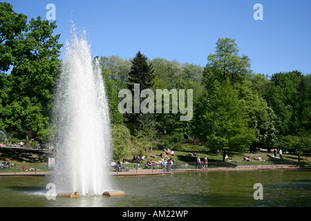 Volkspark Friedrichshain, fontaine dans le lac, Berlin, Allemagne Banque D'Images