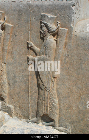 Reliefs guerriers en Iran PERSEPOLIS escaliers palais Apadana Banque D'Images