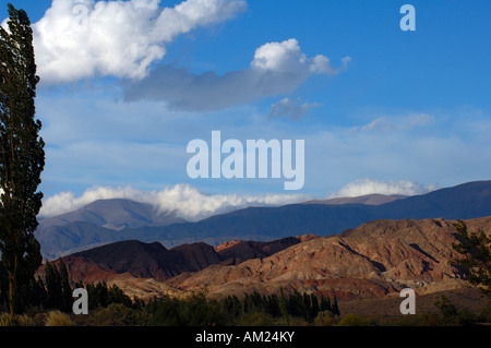 Le paysage multicolore du Precordillera à Barreal Banque D'Images