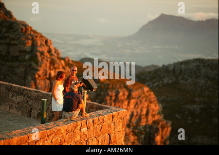 Les visiteurs pour le coucher du soleil à partir de la Table Mountain, Cape Town, Afrique du Sud Banque D'Images