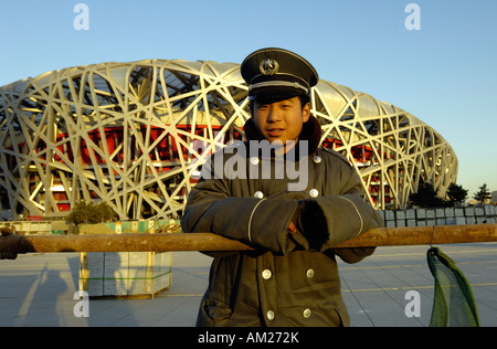 Un garde de sécurité sur le site de construction du Stade national connu sous le nom de nid d'oiseau pour les Jeux Olympiques de 2008 29 Nov 2007 Banque D'Images