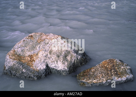 La côte ouest de la Nouvelle-Zélande Westland National Park situé dans les roches colorées par la rivière en aval de la farine glaciaire glacier franz josef Banque D'Images