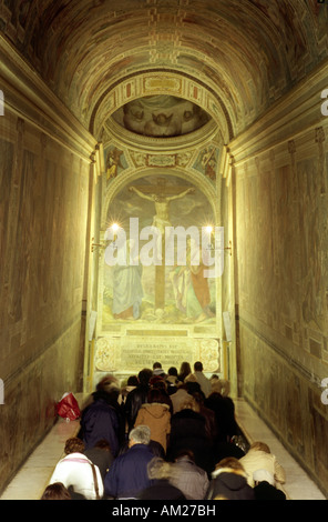 Géographie / voyage, Italie, Rome, les églises, les SS. Salvatore della Scala Santa, construction : 1585 - 1590, l'architecte : Domenico Fontana, vue de l'intérieur, l'escalier saint, les gens prier, Additional-Rights Clearance-Info-Not-Available- Banque D'Images