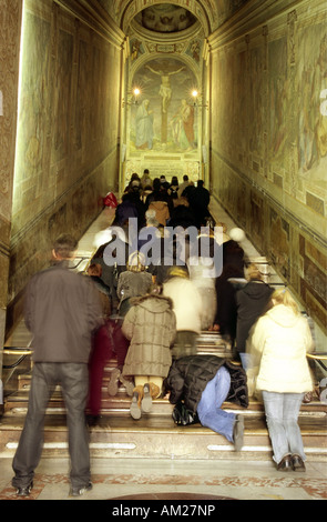 Géographie / voyage, Italie, Rome, les églises, les SS. Salvatore della Scala Santa, construction : 1585 - 1590, l'architecte : Domenico Fontana, vue de l'intérieur, l'escalier saint, les gens prier, Additional-Rights Clearance-Info-Not-Available- Banque D'Images