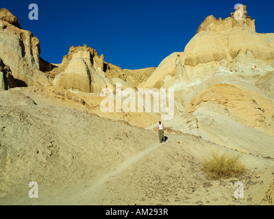 Une jeune femme à la découverte d'un canyon dans la Communauté andine Precordillera près de Barreal Banque D'Images