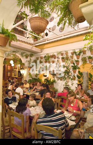 Un "patio cordobes' restaurant dans le quartier de la Juderia, Cordoue, Andalousie, Espagne Banque D'Images