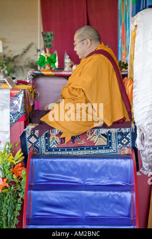 HH Penor Rinpoché né tibétain chef suprême du Bouddhisme Nyingmapa préside à l'habilitation à la méditation Amitabha en montage Banque D'Images