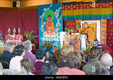 HH Penor Rinpoché né tibétain chef suprême du Bouddhisme Nyingmapa préside à l'habilitation à la méditation Amitabha en montage Banque D'Images